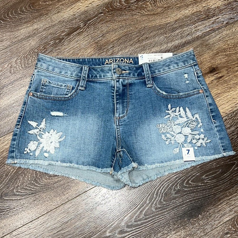 NWT Arizona Jean Company Shortie White Floral Embroidered Light Wash Jean Shorts